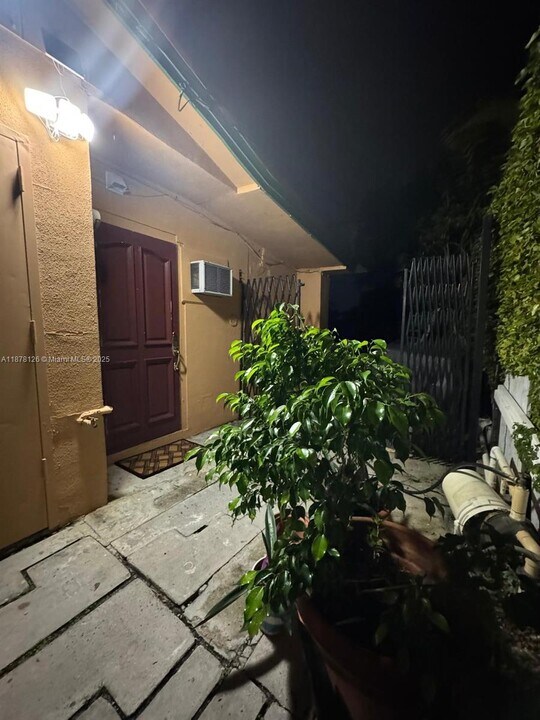 89xx SW 83rd St in Miami, FL - Building Photo