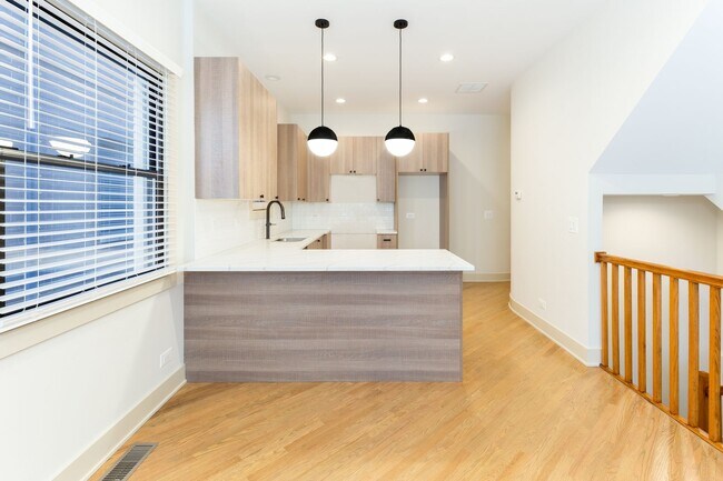 1320 W Diversey Pky, Unit 1C in Chicago, IL - Building Photo - Building Photo