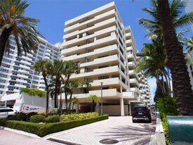 1623 Collins Ave in Miami Beach, FL - Building Photo