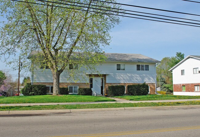 906 W Lake Ave in New Carlisle, OH - Foto de edificio - Building Photo