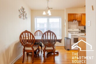 6329 N Mozart St, Unit 1F in Chicago, IL - Foto de edificio - Building Photo