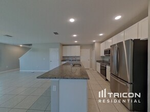 4321 Desert Rose Ave in Kissimmee, FL - Foto de edificio - Building Photo