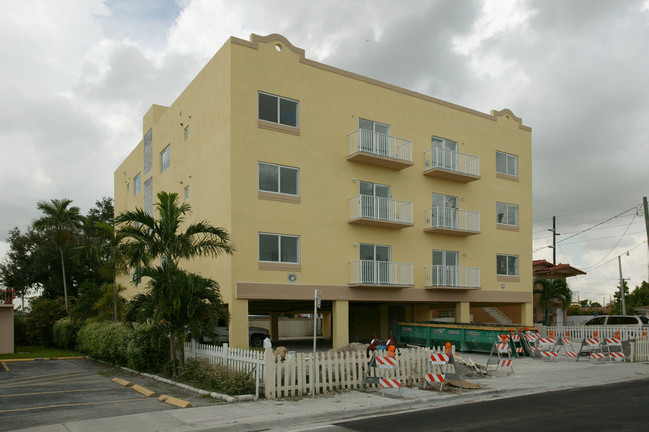 282 NW 57th Ave in Miami, FL - Foto de edificio - Building Photo