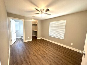 2806 Bull Run, Unit Unit C in Taylor, TX - Building Photo - Building Photo