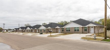 609 Casa Linda St in Ennis, TX - Building Photo - Building Photo