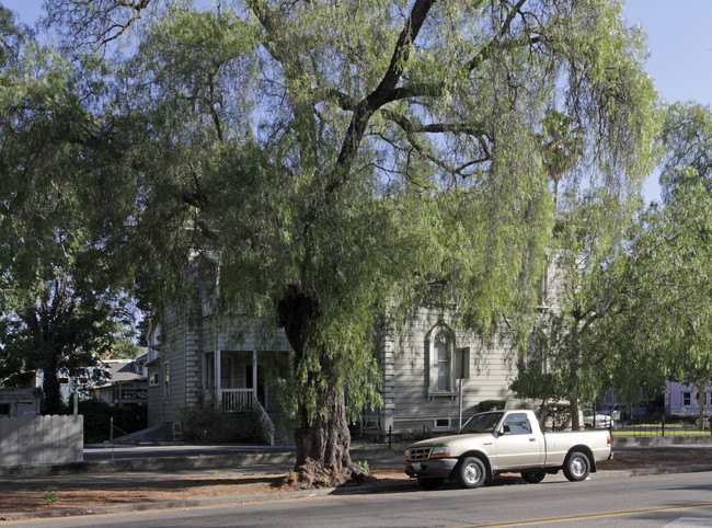 593 S 6th St in San Jose, CA - Foto de edificio - Building Photo