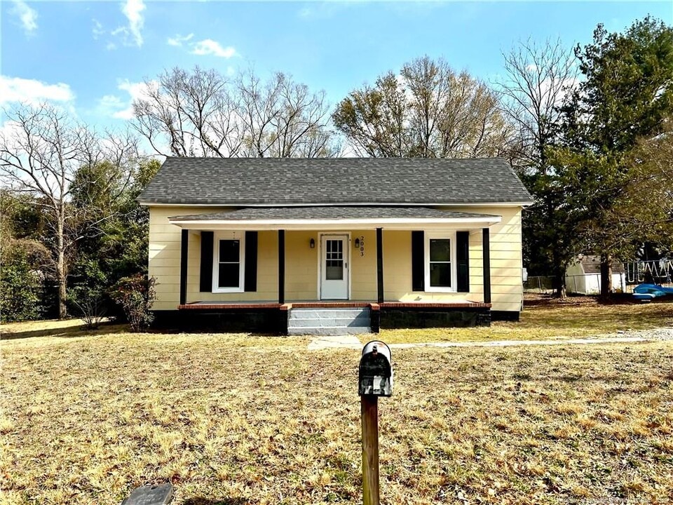 2003 Burnett Ave in Fayetteville, NC - Building Photo