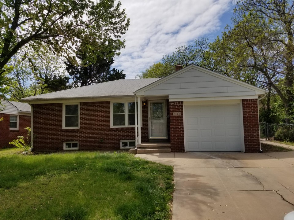 1857 S Old Manor Rd in Wichita, KS - Foto de edificio