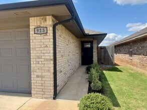 923 Coles Creek in Yukon, OK - Building Photo - Building Photo