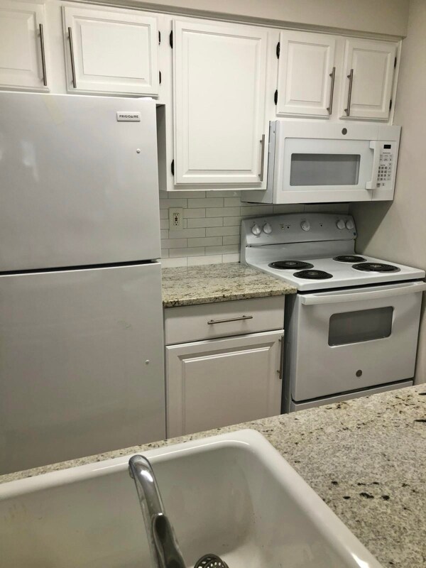 2210 Ravens Crest Dr in Plainsboro, NJ - Foto de edificio - Building Photo