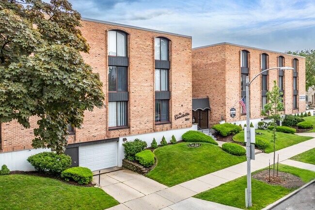 Candlelite Apartments in Milwaukee, WI - Foto de edificio - Building Photo