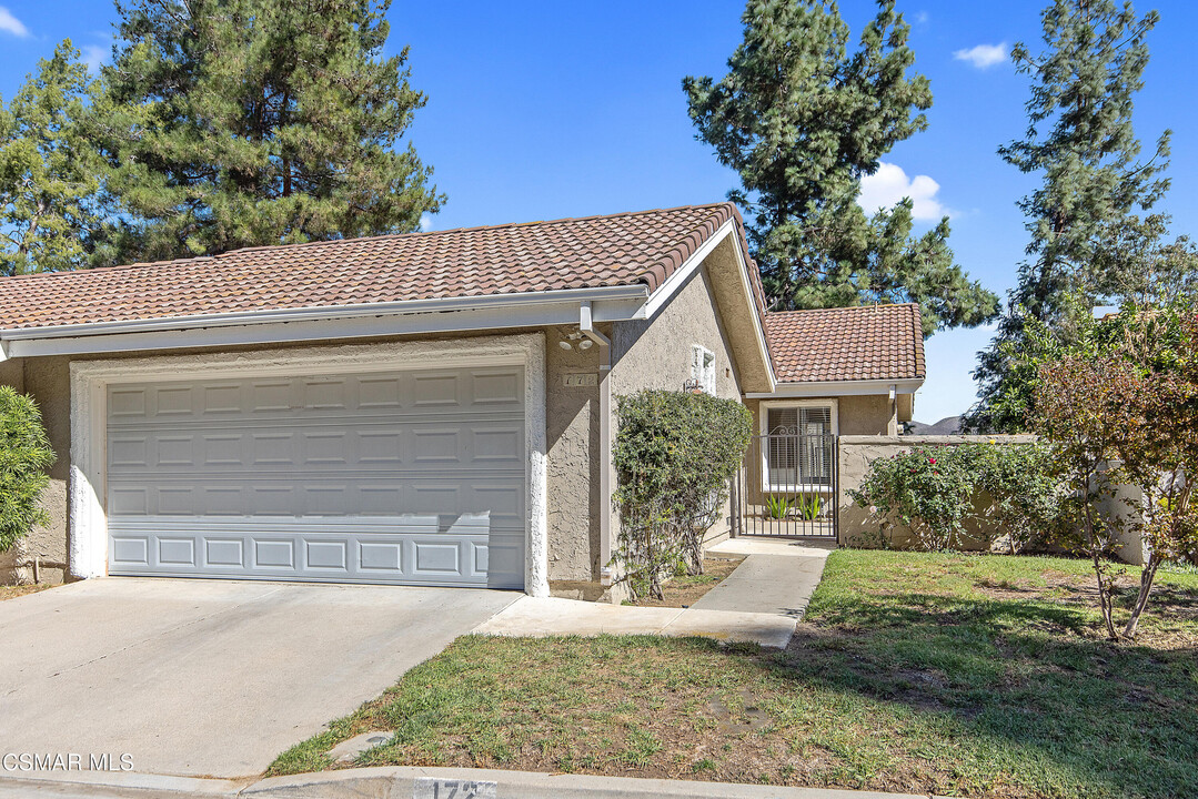 172 Conifer Cir in Oak Park, CA - Building Photo