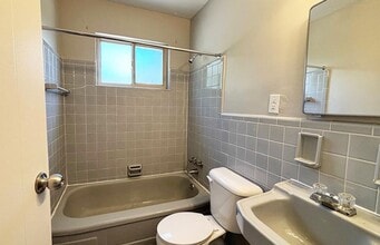 562 Lowell Ave in Cincinnati, OH - Building Photo - Building Photo