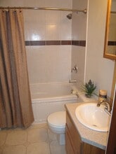 4 Roedean Dr, Unit 306 in Nashua, NH - Foto de edificio - Building Photo