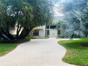 8 Kingston Ct in Stuart, FL - Building Photo - Building Photo