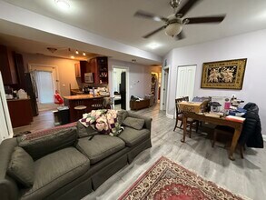 2452 W Ardmore Ave, Unit 1 in Chicago, IL - Building Photo - Building Photo