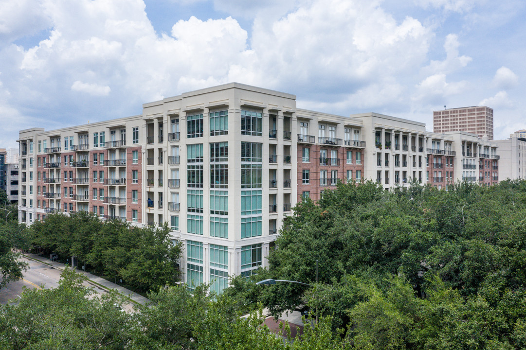 WaterWall Place in Houston, TX - Building Photo