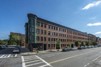 97 Chelsea St, Unit #3B in Boston, MA - Foto de edificio - Building Photo