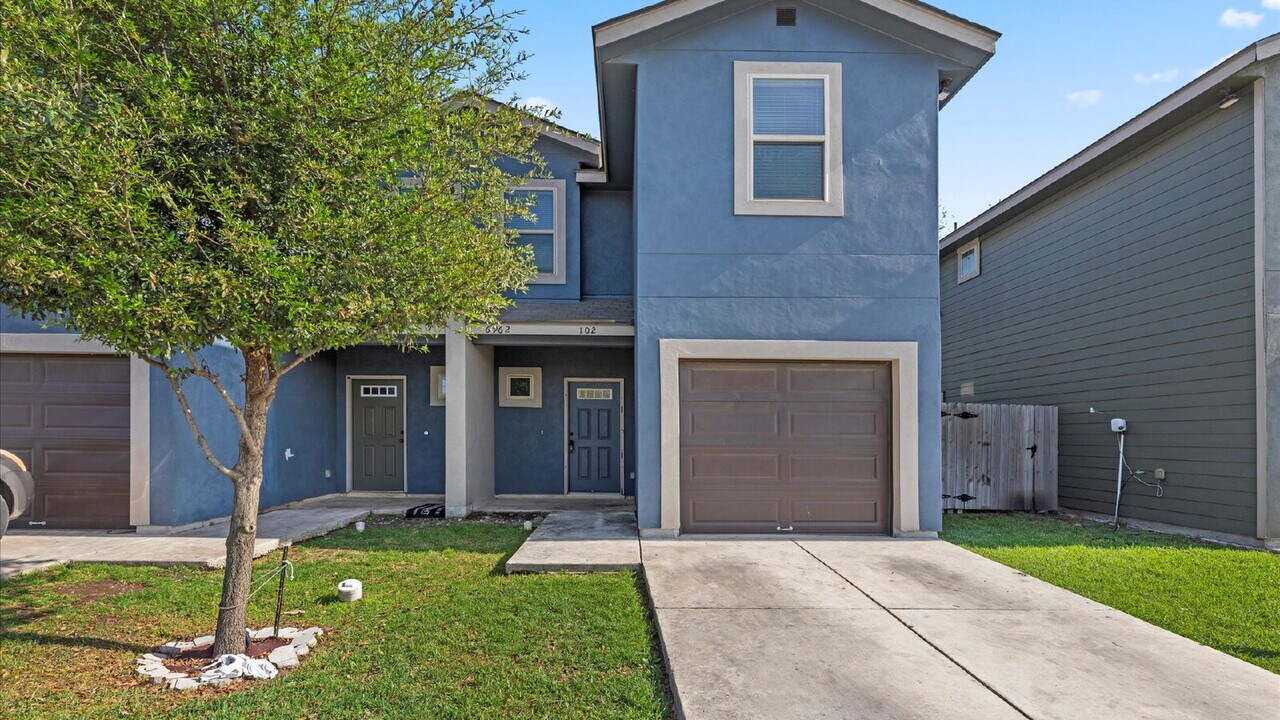 6962 Lakeview Dr. in San Antonio, TX - Building Photo