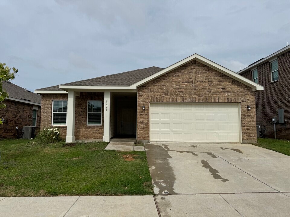 10341 Castle Lyons Ln in Crowley, TX - Building Photo