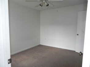 Room in Condo on Crab Orchard Dr in Raleigh, NC - Building Photo - Building Photo