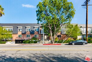 5252 Coldwater Canyon Ave in Los Angeles, CA - Building Photo