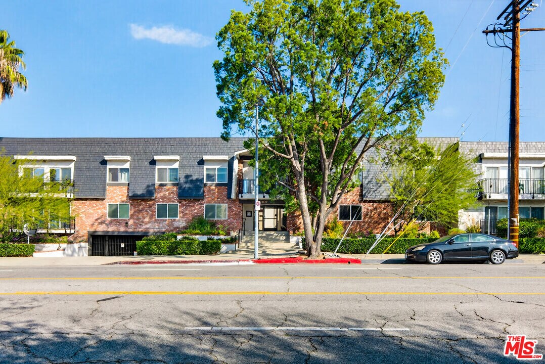 5252 Coldwater Canyon Ave in Los Angeles, CA - Building Photo