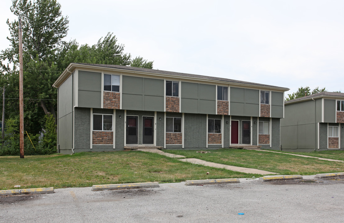 Reyes Apartments in Olathe, KS - Building Photo