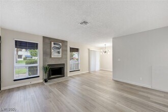5036 Newport Cove Dr, Unit B in Las Vegas, NV - Building Photo - Building Photo