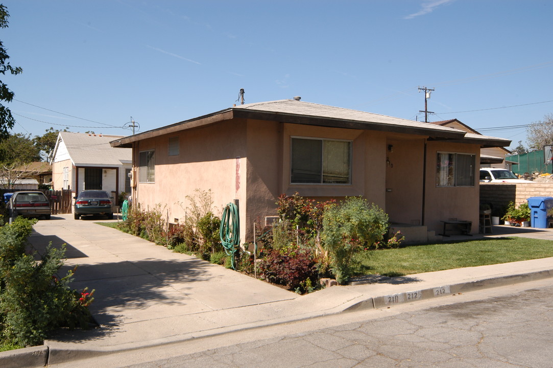 210 Brett Way in Santa Paula, CA - Building Photo