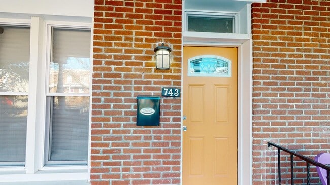 Beautiful Waverly townhouse near Johns Hopkins University in Baltimore, MD - Building Photo - Building Photo