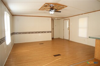 1103 Olmos Rd in Seguin, TX - Foto de edificio - Building Photo
