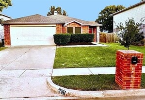 8201 Canoe Ridge Ln in Denton, TX - Building Photo