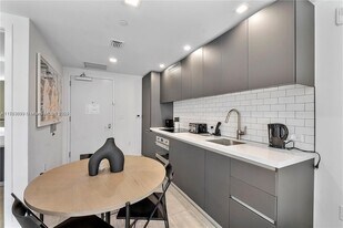 227 NE 2nd St in Miami, FL - Building Photo