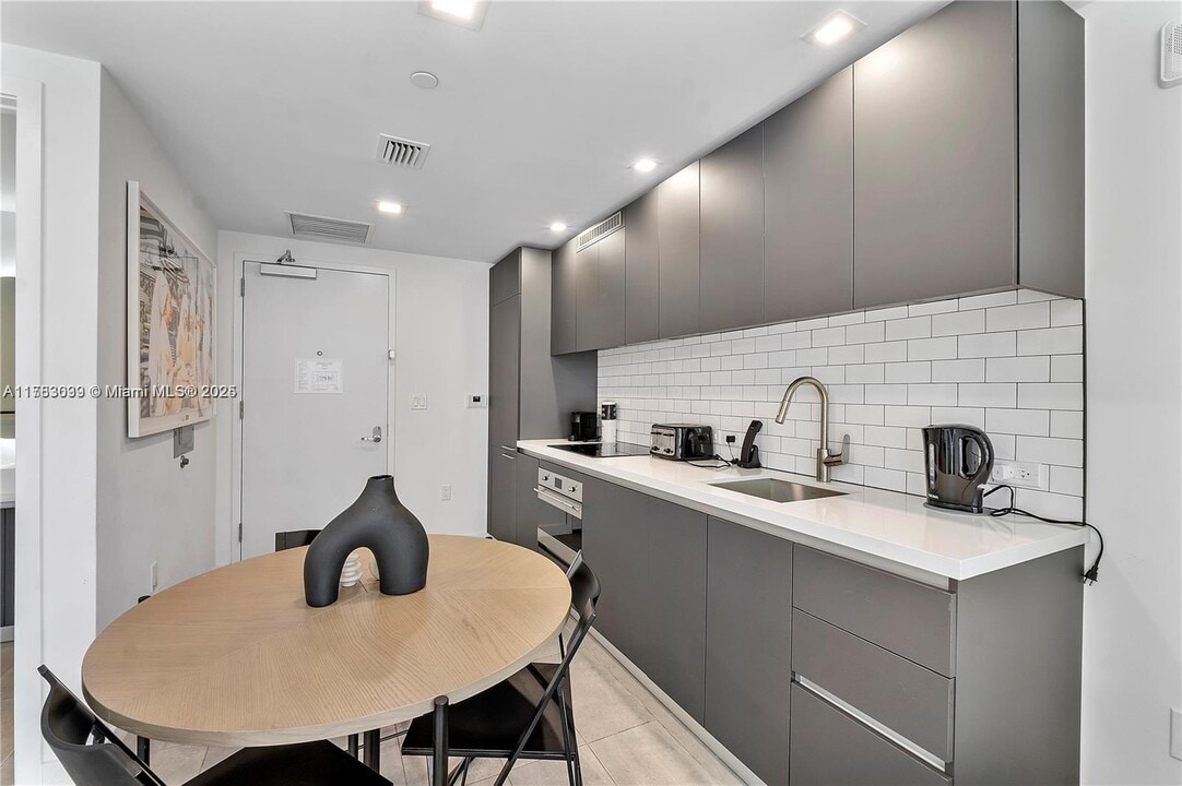 227 NE 2nd St in Miami, FL - Building Photo