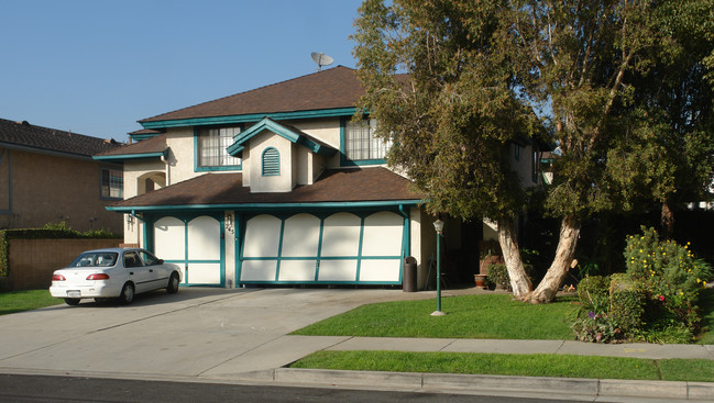 245 W Center St in Covina, CA - Foto de edificio - Building Photo