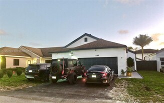 8122 NW 187th Ter in Hialeah, FL - Building Photo
