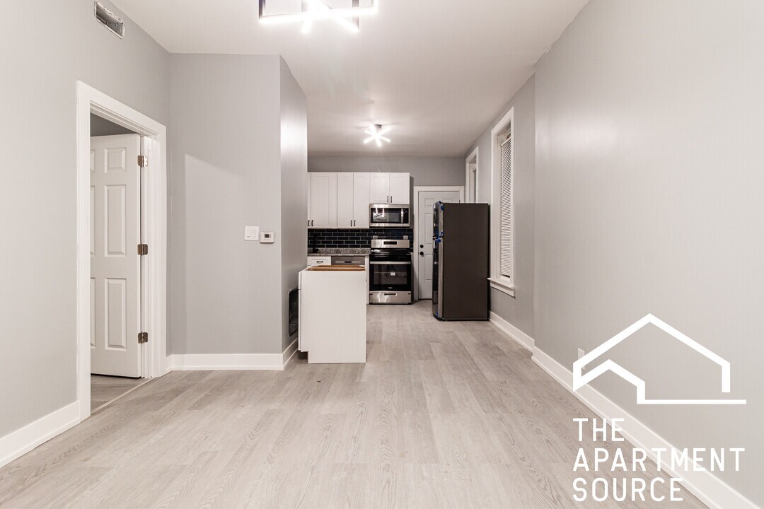 1333 W Walton St in Chicago, IL - Building Photo