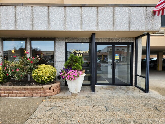 235 W Park Ave in Long Beach, NY - Building Photo - Building Photo