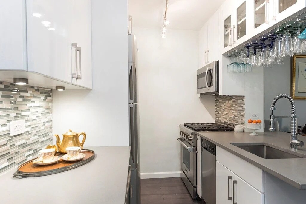 150 E 63rd St, Unit 1 in New York, NY - Building Photo