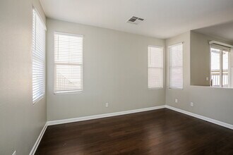 5736 Adanon St, Unit 8C in North Las Vegas, NV - Building Photo - Building Photo