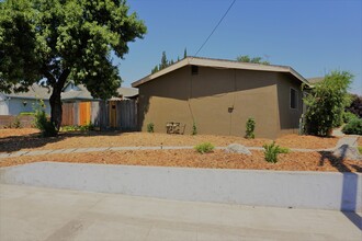 127 Hillside St in Ripon, CA - Building Photo - Building Photo