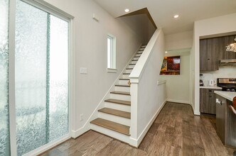 5811 Fairdale Ln in Houston, TX - Building Photo - Building Photo