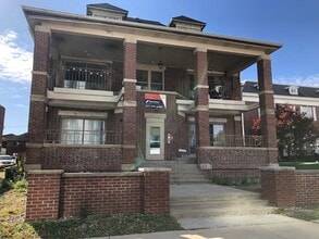305JOH in Champaign, IL - Building Photo - Interior Photo