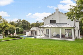 264 S Magee St in Southampton, NY - Building Photo - Building Photo