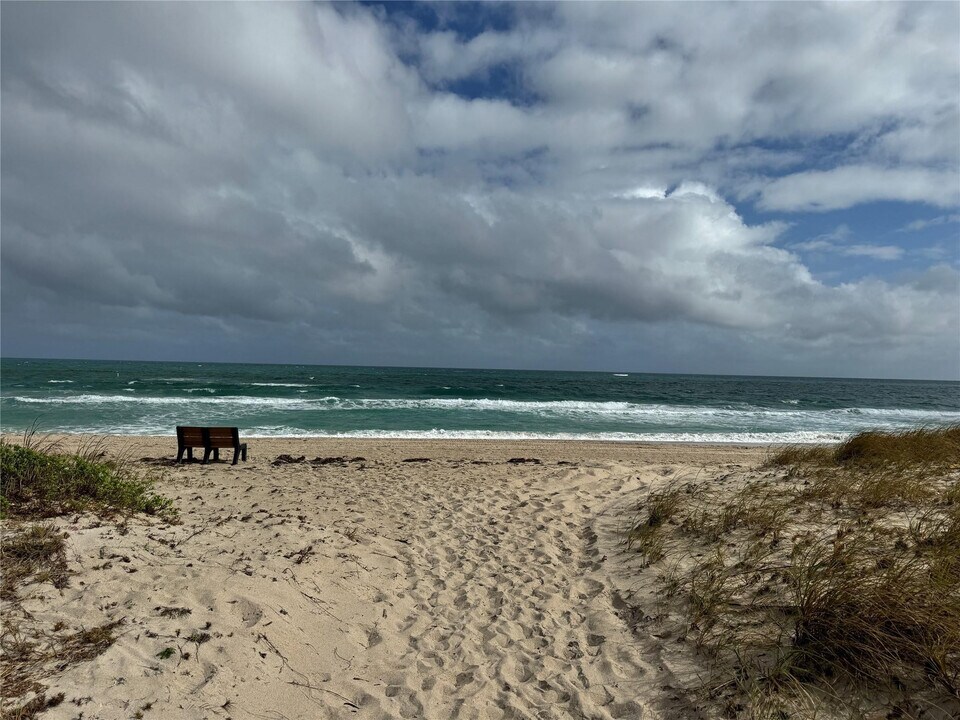 2020 Coral Reef Dr in Pompano Beach, FL - Building Photo