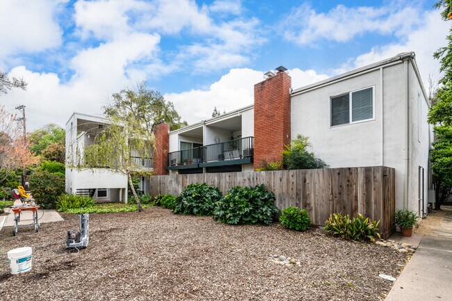 1411 Creekside Dr in Walnut Creek, CA - Foto de edificio - Building Photo