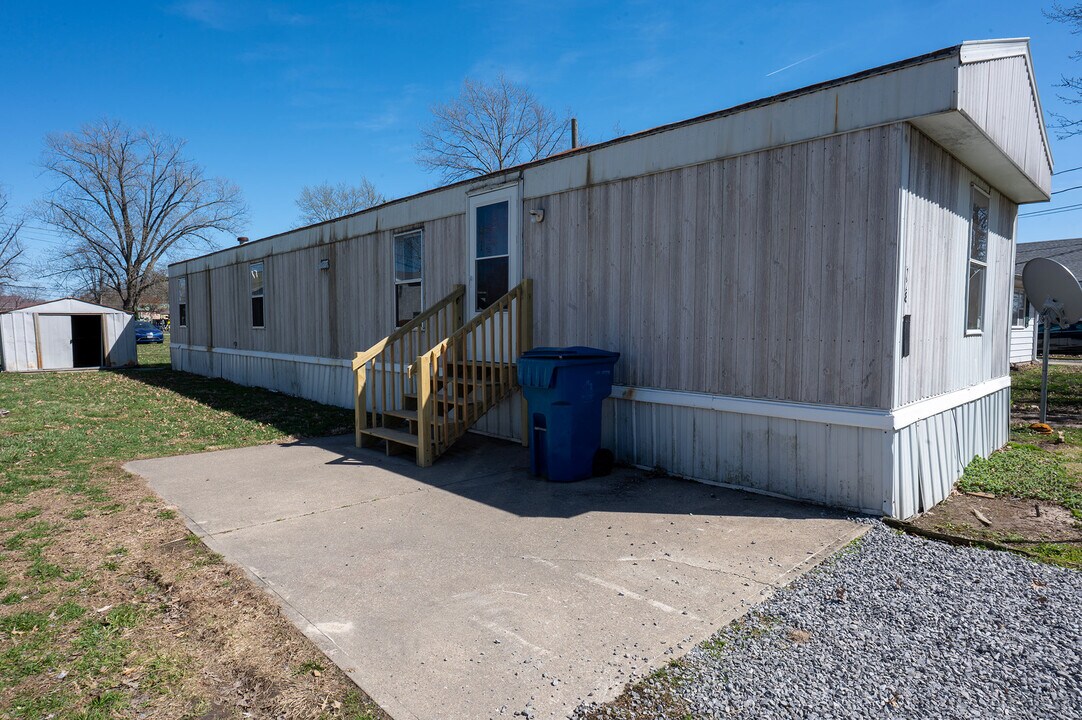 128 Shady St in Flora, IL - Building Photo