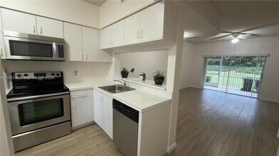 16727 Hemingway Dr in Weston, FL - Building Photo - Building Photo