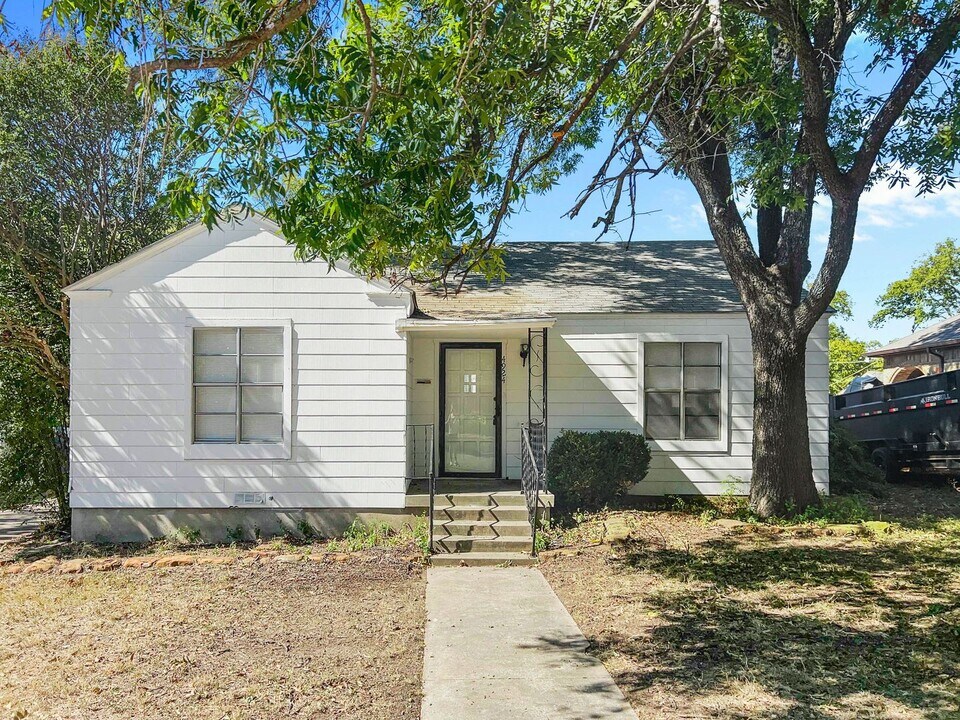 4924 Penrose Ave in Fort Worth, TX - Foto de edificio